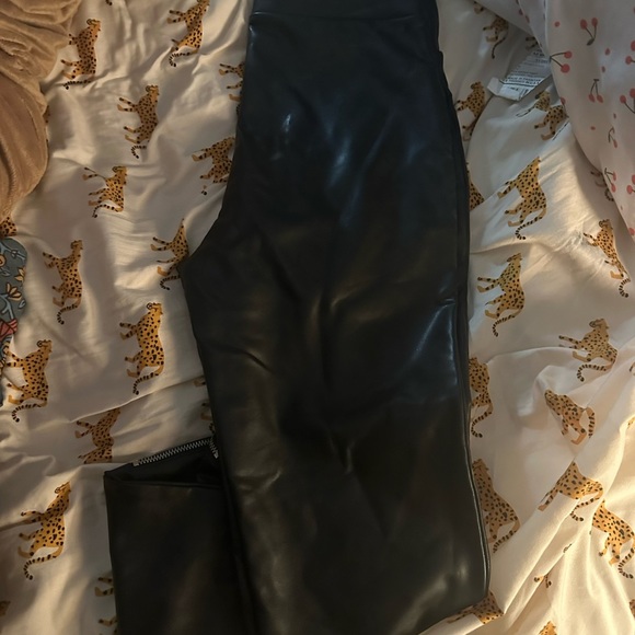 Abercrombie faux leather leggings with zipper - Picture 4 of 5